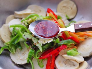 11、豆腐卷凉拌三椒,最后加入自制辣椒油。