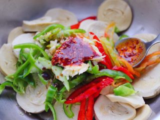 12、豆腐卷凉拌三椒,当所有的食材和调料都放入后。