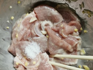 5、茄汁猪扒【酸甜可口，肉质嫩滑，百吃不厌】,关键的一步：30分钟后，加入盐，盐不能放进去腌肉，因为会让肉质变硬，失去弹性，变韧变柴。