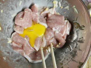 6、茄汁猪扒【酸甜可口，肉质嫩滑，百吃不厌】,蛋黄加入捞均匀，准备下锅。