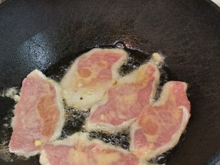 7、茄汁猪扒【酸甜可口，肉质嫩滑，百吃不厌】,用中火，煎锅内烧热油，筷子夹起猪扒平铺入锅，一面煎金黄翻另一面，待肉熟，基本上都是金黄金黄的。