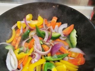 9、茄汁猪扒【酸甜可口，肉质嫩滑，百吃不厌】,煎完猪扒的锅，正好炒配菜，炒熟加点盐，上碟备用。