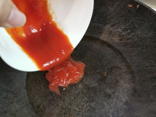 10、茄汁猪扒【酸甜可口，肉质嫩滑，百吃不厌】,锅里放半碗清水，加入蕃茄汁、喼汁、糖、盐，中火煮开，淀粉打芡。