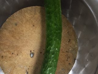 1、黄瓜炒香肠,黄瓜洗干净对半切开