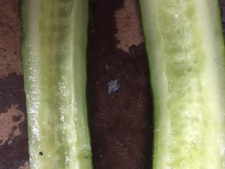 2、黄瓜炒香肠,然后把瓜囊去掉