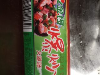 4、黄瓜炒香肠,香肠去皮