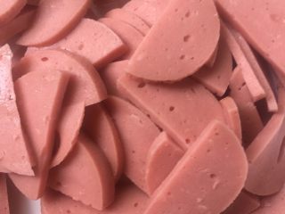 5、黄瓜炒香肠,接着对半切片备用