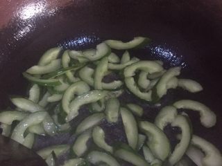 7、黄瓜炒香肠,先放黄瓜翻炒片刻