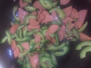 9、黄瓜炒香肠,翻炒均匀再放入盐，鸡精调味