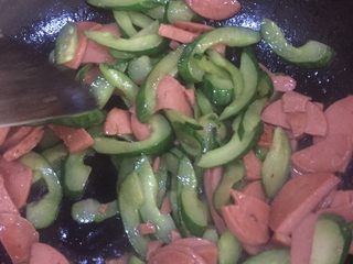 10、黄瓜炒香肠,直到香肠有点焦黄即可