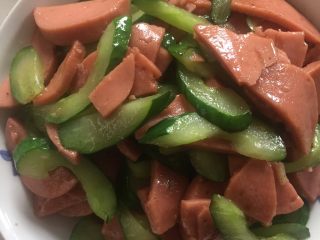 11、黄瓜炒香肠,装盘