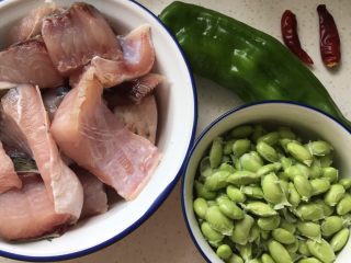 1、红烧青豆鱼块,准备食材