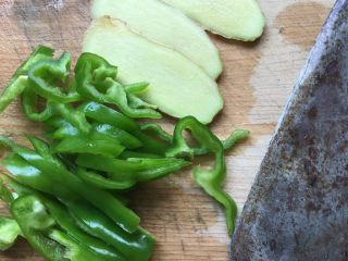 2、红烧青豆鱼块,姜切片，中椒切丝