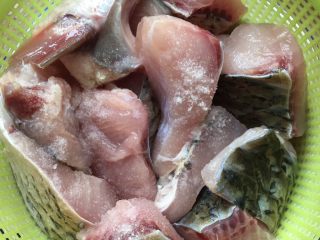 3、红烧青豆鱼块,鱼用盐腌半小时