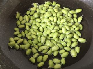 4、红烧青豆鱼块,热锅煸炒豆子