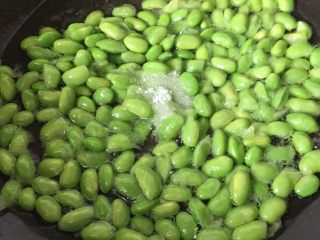 5、红烧青豆鱼块,变绿加1克盐翻炒均匀