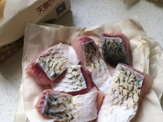 7、红烧青豆鱼块,腌好的鱼用天喜玫花纸巾吸干鱼表面水份