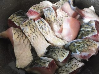 8、红烧青豆鱼块,放入热锅煎鱼