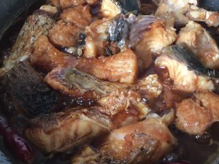 11、红烧青豆鱼块,五分钟后把鱼翻个面