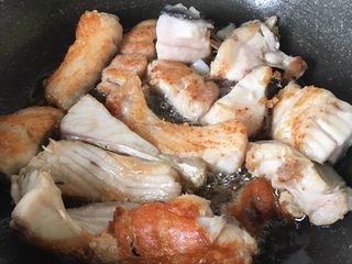 9、红烧青豆鱼块,煎至微微焦黄即可