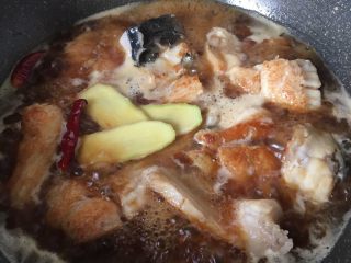 10、红烧青豆鱼块,放入辣椒、姜片、生抽、老抽、冰糖、料酒、水大火烧开，转中火十分钟