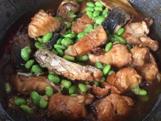 13、红烧青豆鱼块,翻炒均匀