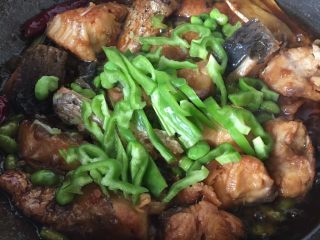 14、红烧青豆鱼块,放入中椒丝