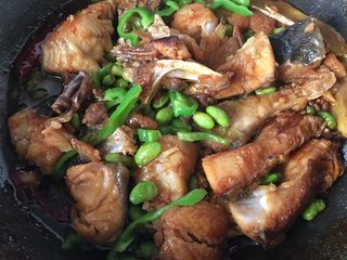 15、红烧青豆鱼块,翻炒均匀出锅