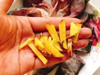 3、油炸糖醋版孔雀开屏鱼-年夜饭、宴请菜类,生姜切丝放到鱼里去腥。