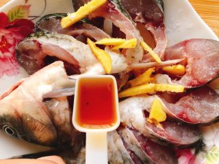 4、油炸糖醋版孔雀开屏鱼-年夜饭、宴请菜类,加入1勺盐、2勺料酒。