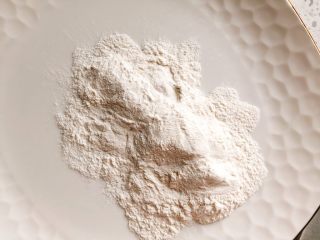 6、油炸糖醋版孔雀开屏鱼-年夜饭、宴请菜类,取一个干净的碗，倒入油炸粉。