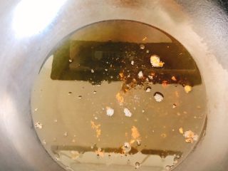 8、油炸糖醋版孔雀开屏鱼-年夜饭、宴请菜类,锅里倒入一碗油，烧至冒泡。