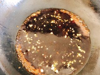 15、油炸糖醋版孔雀开屏鱼-年夜饭、宴请菜类,倒入调料煮开。