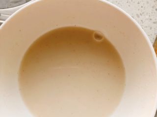 16、油炸糖醋版孔雀开屏鱼-年夜饭、宴请菜类,取3勺淀粉，加少许水，搅拌后倒入锅中勾芡。