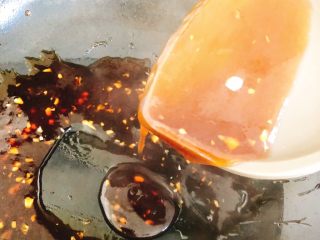 17、油炸糖醋版孔雀开屏鱼-年夜饭、宴请菜类,煮至汤汁粘稠即可，约20～30秒。