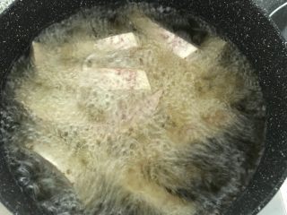 5、潮汕甜点简单做，反沙芋头,炸到芋头浮起。判断芋头有没炸熟，也可以用筷子夹一根起来，能容易夹断的，一般都熟了。