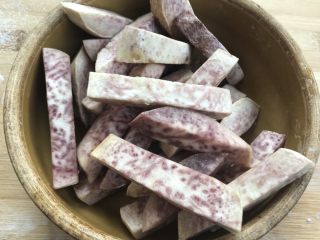 6、潮汕甜点简单做，反沙芋头,炸好后捞出备用。