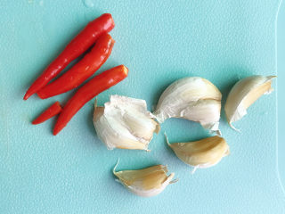 1、蒜泥黄瓜,大蒜剥皮