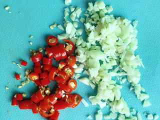 2、蒜泥黄瓜,分别将小米辣和大蒜切碎