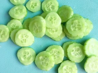 4、蒜泥黄瓜,切成小片