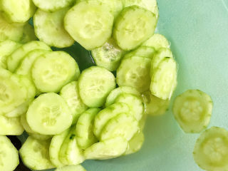 6、蒜泥黄瓜,大概腌制10分钟，出水后将盐水倒掉，加入少许矿泉水冲洗一下