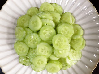 7、蒜泥黄瓜,装入盘中