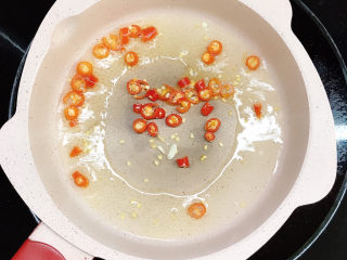 9、蒜泥黄瓜,放入小米辣炒香