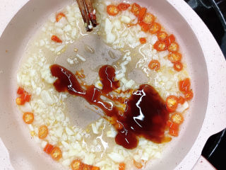 11、蒜泥黄瓜,放入蚝油