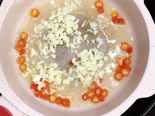 10、蒜泥黄瓜,放入蒜末炒香