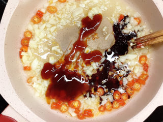 12、蒜泥黄瓜,放入味极鲜酱油、白糖