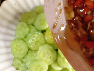 14、蒜泥黄瓜,将辣椒油淋在黄瓜片上