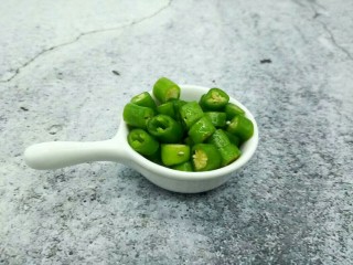 2、下酒菜【酱爆螺蛳】,青辣椒切小段