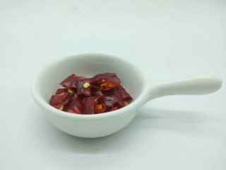 4、下酒菜【酱爆螺蛳】,干辣椒切小段,