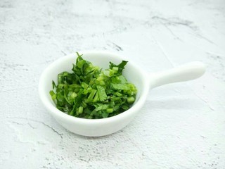 6、下酒菜【酱爆螺蛳】,香菜切细末